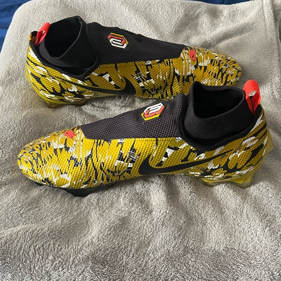Barely worn Nike obj cleats WILLING TO NEGOTIATE A PRICE THATS BEST FOR YOU……...